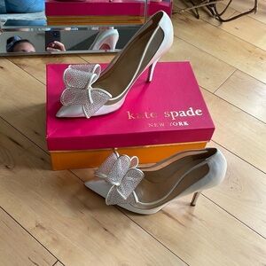 Kate spade ivory satin bow heels size 7 37